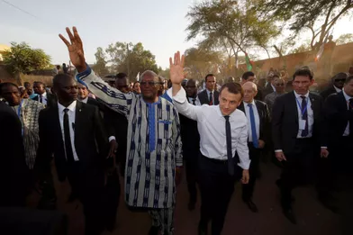 Le président du Burkina Faso,Roch Marc ChristianKaboré, et le président français, Emmanuel Macron, à leur arrivée à l'écoleLagem Taaba.
