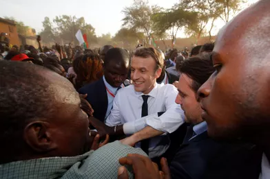Bain de foule pour Emmanuel Macron devant l'écoleLagem Taaba, à Ouagadougou.