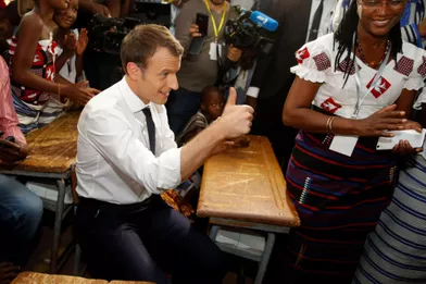 Le président Macron, installé parmi les élèves de l'école.