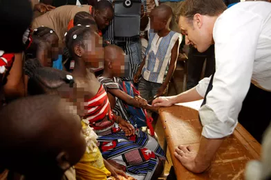 Le président Macron échange avec les élèves de l'écoleLagem Taaba, à Ouagadougou.