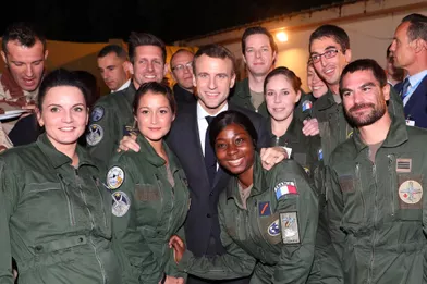 Emmanuel Macron parmi les soldats français déployés à N'Djamena, au Tchad, le 22 décembre 2018.