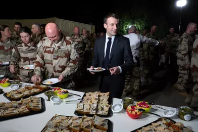 Emmanuel Macron parmi les soldats français déployés à N'Djamena, au Tchad, le 22 décembre 2018.