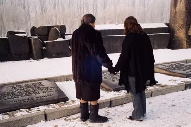Simone Veil à Auschwitz, tenant la main de sa petite-fille Deborah, en décembre 2004.