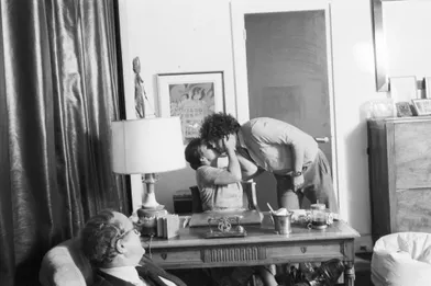Simone Veil avec son mari Antoine et un de leurs trois fils, chez eux à Paris, en juin 1979.