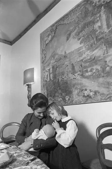 Le 1er janvier 1978 : Simone Veil, alors ministre de la Santé, pose en familleson mari Antoine, ses petits-enfants dont sa petite fille Isabelle, avec le chien Shadok.