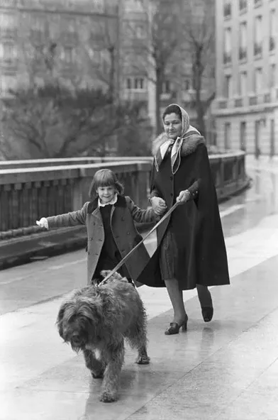 Simone Veil promène à Paris le chien Shadok avec sa petite-fille Isabelle, en janvier 1978.