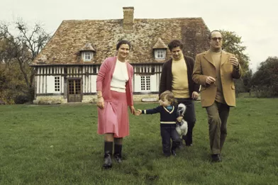 En octobre 1974,Simone Veil, ministre de la Santé se promène avec sa petite-fille, Isabelle, âgée de trois ans, avec son mari Antoine et l'un de leur fils, dans leur propriété de Normandie.