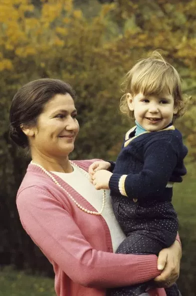 En octobre 1974,Simone Veil, ministre de la Santé se promène avec sa petite-fille, Isabelle, âgée de trois ans, dans leur propriété de Normandie.