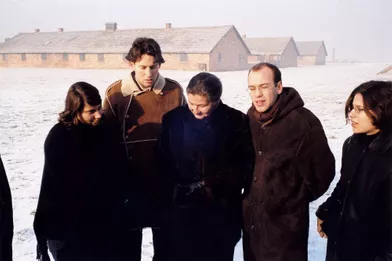 En décembre 2004, 60 ans après sa libération, Simone Veil emmène sa famille dans le camp de concentration d'Auschwitz-Birkenau, en Pologne. Très émue à la sortie de son ancien &quot;bloc&quot;, elle est entourée de ses petits-enfants.