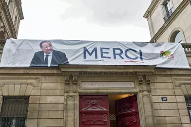 De l'Elysée à Solférino. Après la passation des pouvoirs avec Emmanuel Macron, le 14 mai 2017, François Hollande se rend au siège du PS. «Je laisse la France dans un état bien meilleur que celui où je l’ai trouvée», assure-t-il aux militants présents. Sur le fronton, une banderole affiche un simple «Merci».