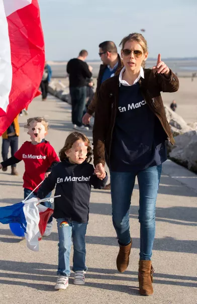 Tiphaine Auzière et ses enfantslors d'un rassemblement à Berck-sur-mer, le 11 mars.