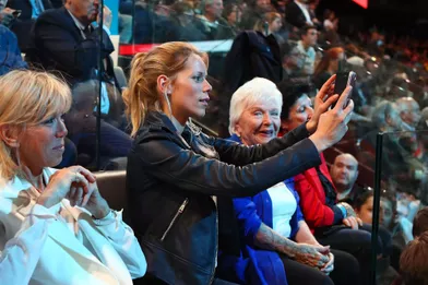 Brigitte Macron, Tiphaine Auzière et Line Renaud au meeting de Bercy du 17 avril.