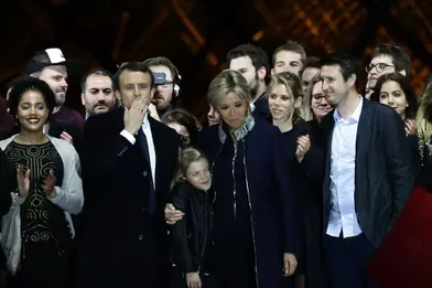 Dimanche 7 mai au Louvre, Tiphaine Auzière et son compagnon Antoine (à droite) sont sur scène aux côtés d'Emmanuel et Brigitte Macron. 
