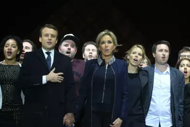 Dimanche 7 mai au Louvre, Tiphaine Auzière et son compagnon Antoine (à droite) sont sur scène aux côtés d'Emmanuel et Brigitte Macron.
