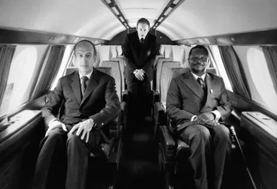 Potrait de Valéry Giscard d'Estaing et de Jean-Bédel Bokassa dans l'avion Mystère 20 qui les ramène à la capitale après une partie de chasse le 7 mars 1975 à Bangui, République Centrafricaine.