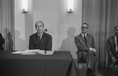 Valéry Giscard d'Estaing, Ministre de l'Economie et des Finances, accompagné de Jacques Chirac, Secrétaire d'Etat aux Finances, donne une conférence de presse pour présenter le budget de l'année 1970, le 16 juillet 1969 à Paris, France.