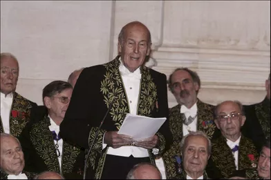 Valéry Giscard d'Estaingdevient membre de l'Académie française le 16 décembre 2004.