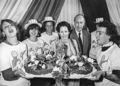 Valéry Giscard et Anne-Aymone Giscard d'Estaing avec de jeunes giscardiens entre les 2 tours de l'élection présidentielle à Montpellier le 10 avril 1981, France.