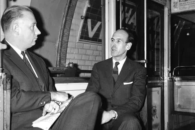 Valéry Giscard d'Estaing assis dans le métro en compagnie de Michel Poniatowski à Paris, France, en février 1964.