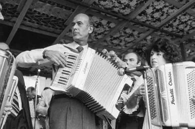 Valéry Giscard d'Estaing en pleine démonstration d'accordéon.