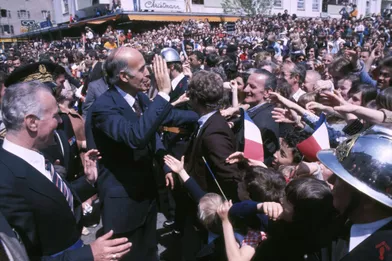 Bain de foule pour Valery Giscard d'Estaing lors de la campagne présidentielle de 1974, France.