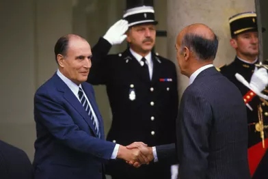 François Mitterrand reçoit Valery Giscard d'Estaing à l'Elysée le 5 juin 1984 à Paris, France.