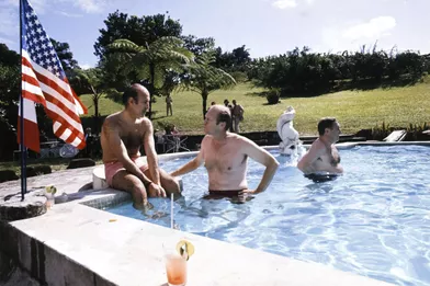 Valéry Giscard d'Estaing, le président américain Gerald Ford et le secrétaire d'Etat Henry Kissinger se baignent dans une piscine en décembre 1974 à Fort-de-France, Martinique.