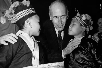 Le Président Giscard d'Estaing avec deux enfants pour la fête de Noël au palais de l'Elysée, à Paris, France.