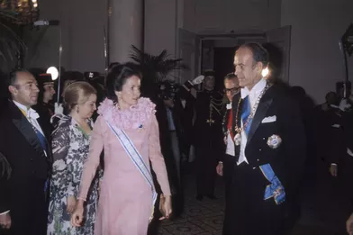 Anne-Aymone Giscard d'Estaing et Valéry Giscard d'Estaing lors d'une réception au palais de Versailles en l'honneur de l'impératrice d'Iran Farah Diba Pahlav, dans les Yvelines, en France, le 25 juin 1974.