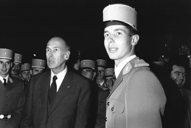 Le président Valéry Giscard d'Estaing remet lui-même les épaulettes d'aspirant à son fils Louis-Joachim à l'Ecole de Cavalerie le 21 novembre 1980 à Saumur, France.