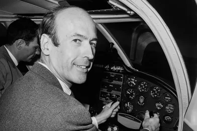 Le leader des républicains indépendants Valéry Giscard d'Estaing, aux commandes de son avion, à son arrivée à l'aéroport de Nice en France, le 11 février 1967.