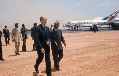 Valéry Giscard d'Estaing accueilli par le président Jean-Bedel Bokassa lors de sa visite à Bangui en février 1975, République centrafricaine.