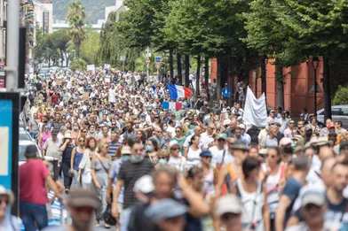 Cortège contre le passe sanitaire à Nice, samedi.