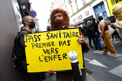 Un manifestant dans le cortège parisien, samedi.