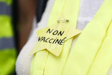 Un manifestant porte une étoile jaune, place de la Bastille à Paris, samedi.