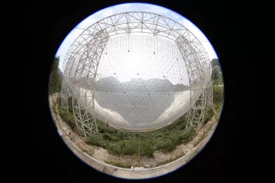 Le radiotélescope a une surface équivalente à celle de 30 terrains de football