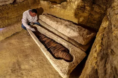 Seize tombes, contenant au total vingt sarcophages dont certains gravés d'hiéroglyphes, ont été exhumées par une mission archéologique égyptienne sur le site d'Al Ghoreifadans la région de Minya, à 300 kilomètres au sud du Caire.