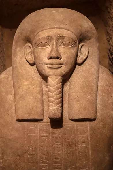 Seize tombes, contenant au total vingt sarcophages dont certains gravés d'hiéroglyphes, ont été exhumées par une mission archéologique égyptienne sur le site d'Al Ghoreifadans la région de Minya, à 300 kilomètres au sud du Caire.