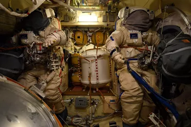 Les combinaisonsdes astronautes Oleg Novitskiy et Piotr Dubrov.