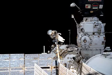 Lors de la sortie extravéhiculaire d'Oleg Novitskiy et Piotr Dubrov, mercredi 2 juin, en dehors de la Station spatiale internationale (ISS).