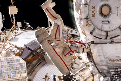 Lors de la sortie extravéhiculaire d'Oleg Novitskiy et Piotr Dubrov, mercredi 2 juin, en dehors de la Station spatiale internationale (ISS).