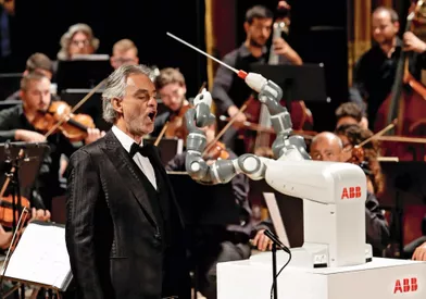 Le robot YuMi dirige un orchestre à Pise, en septembre 2017, avec le ténor Andrea Bocelli.
