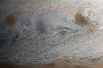 Les tempêtes qui se déchaînent sur la planète Jupiter, immortalisées par la caméra JunoCam de la sonde américaine Juno.