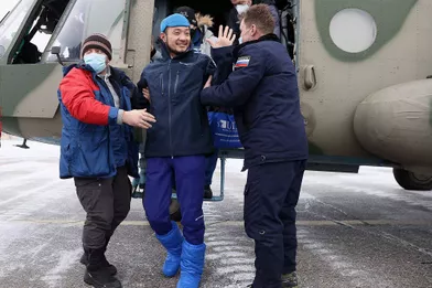 YusakuMaezawa est revenu sur Terre avec son assistantYozo Hirano et le cosmonauterusseAlexandre Missourkine, le 20 décembre 2021.