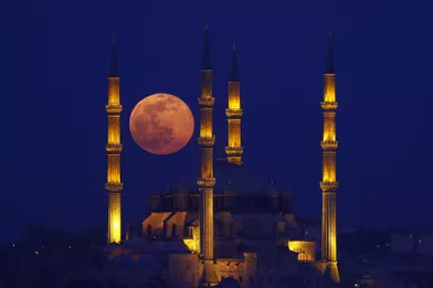 La pleine lune du 27 février 2021, derrière la mosquée Selimiye d'Edirne, en Turquie.