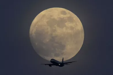 Avion passant de la Lune, à Londres