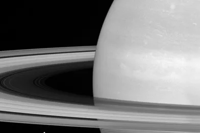 Sous les anneaux de Saturne, sa petite lune Mimas