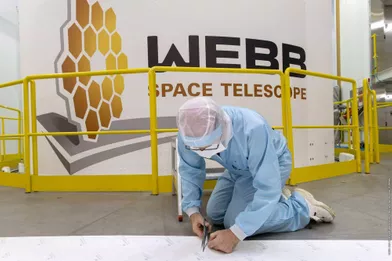 Pendant l'assemblage du télescope James Webb.
