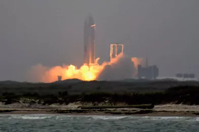 Un prototype de la fusée géante Starship développée parSpaceX a réussi mercredi à décoller puis atterrir sans exploser.