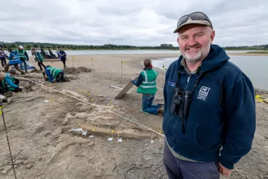 Joe Davis, duLeicestershire et Rutland Wildlife Trust, qui a trouvé le fossile.
